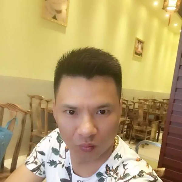 热狗拿忧伤的照片