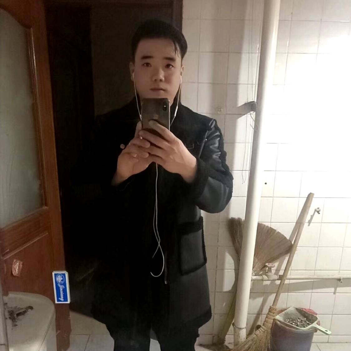 跳跃漫步魔镜的照片