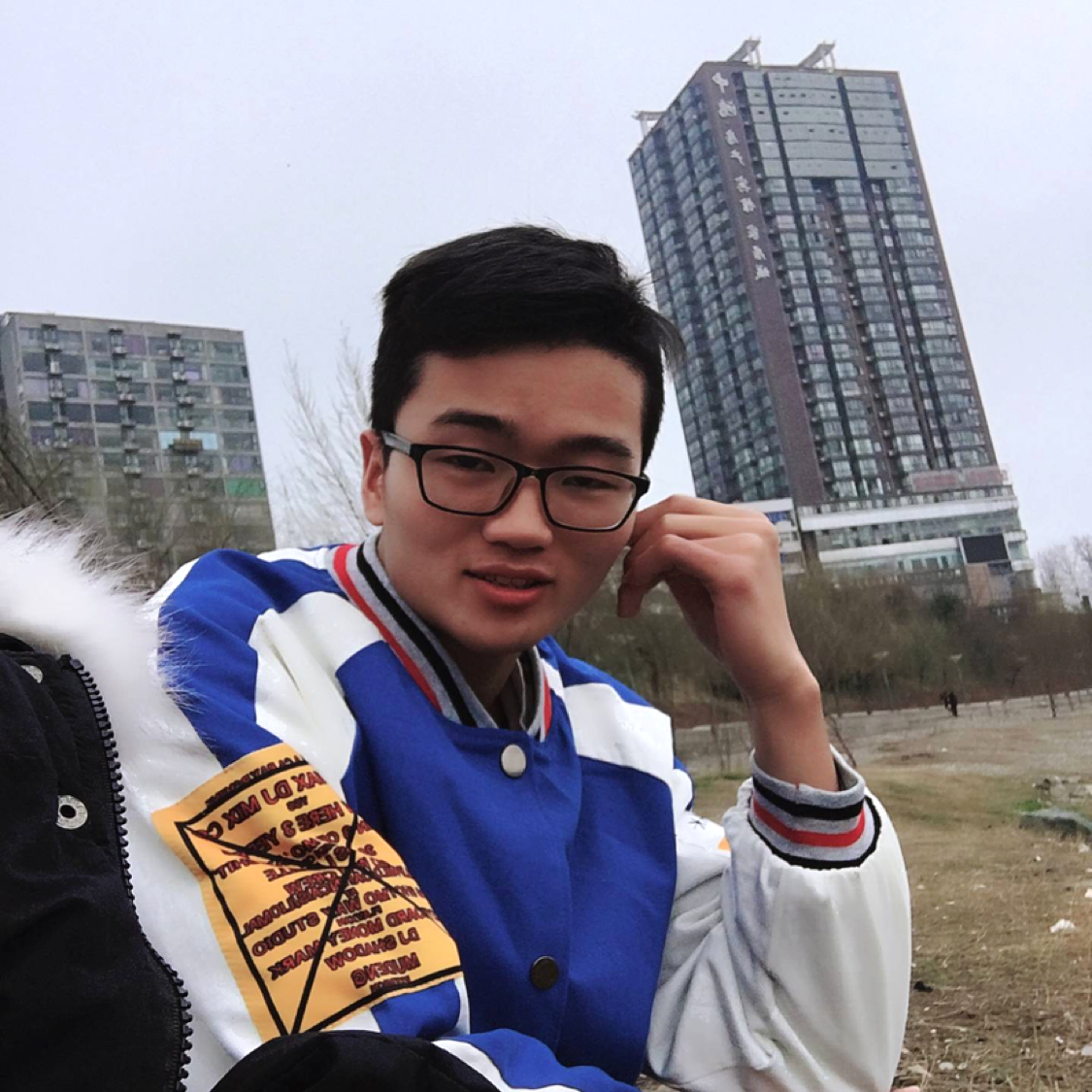 高兴蹙眉星雨的照片