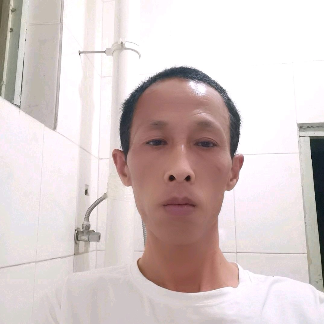 年轻方石头的照片