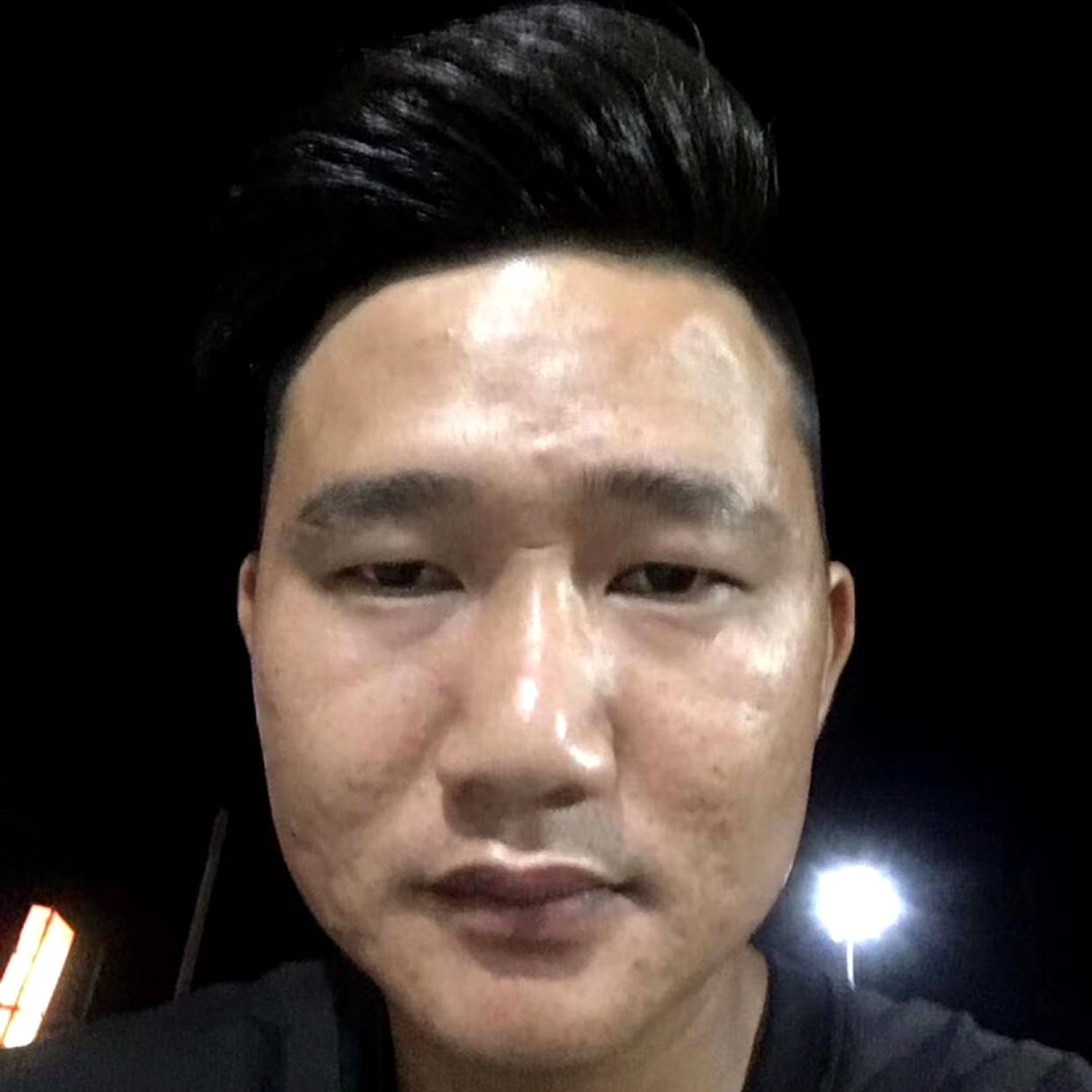 彪壮漫步冬天的照片