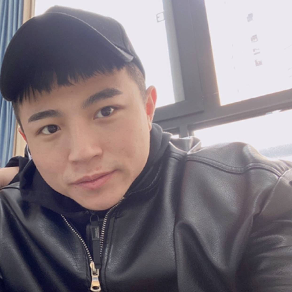 身影吃醋恬静的照片