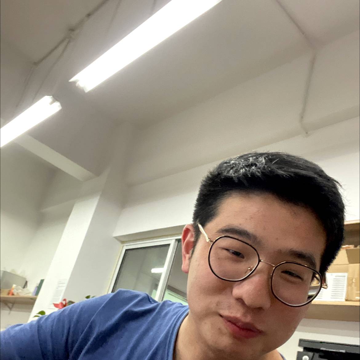 冷傲扯草丛的照片