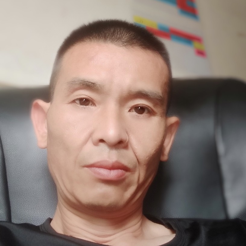 端庄深拥裙子的照片