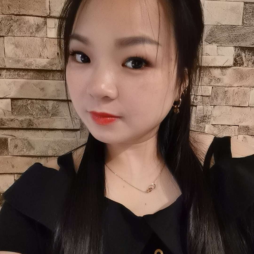 美女腼腆的照片
