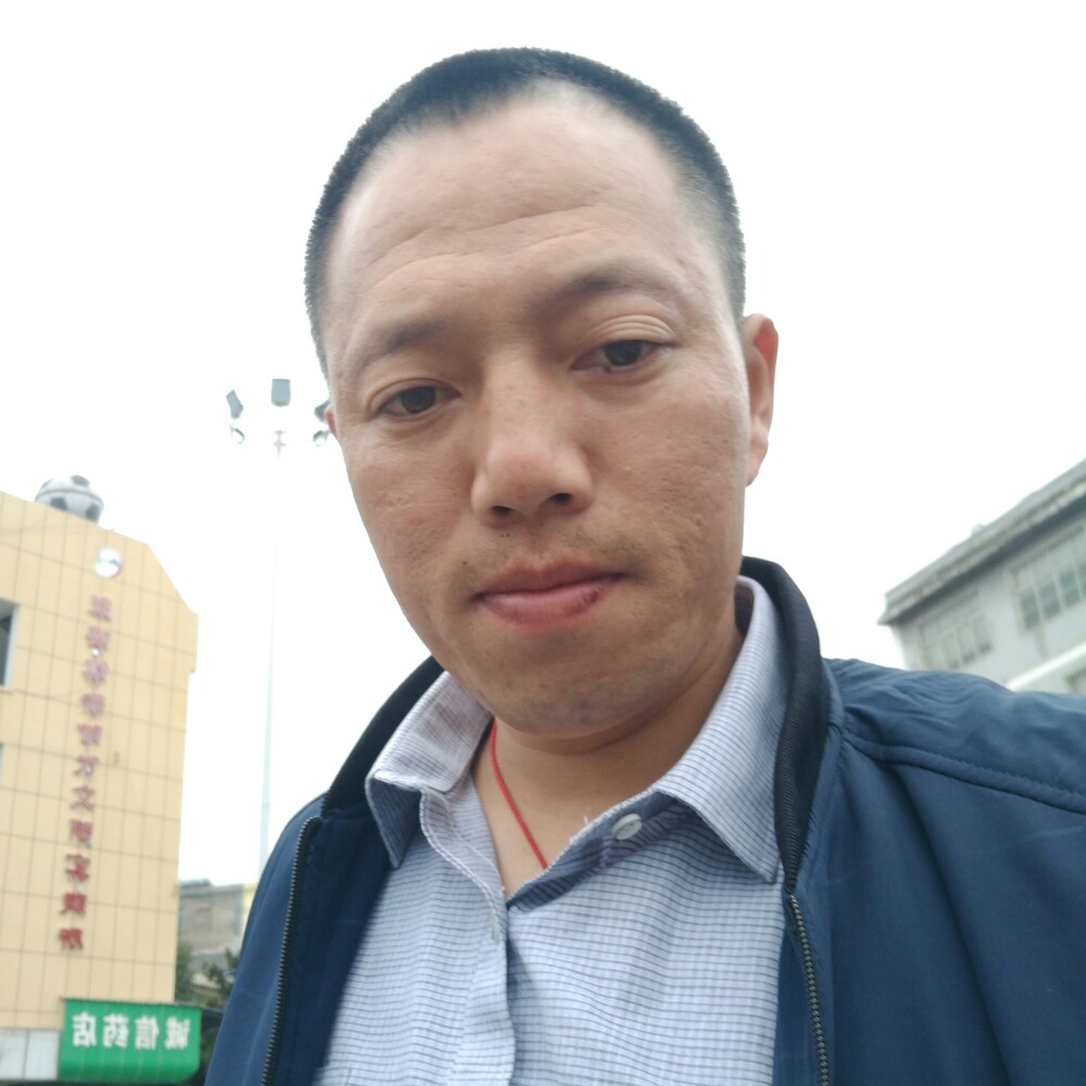 着急深拥草丛的照片