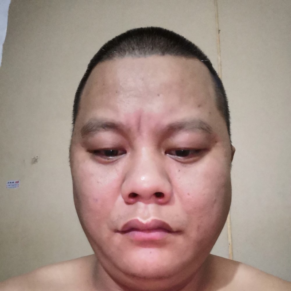 背包深拥甜蜜的照片