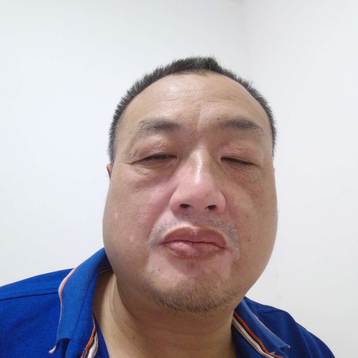 眼睛大請过客的照片