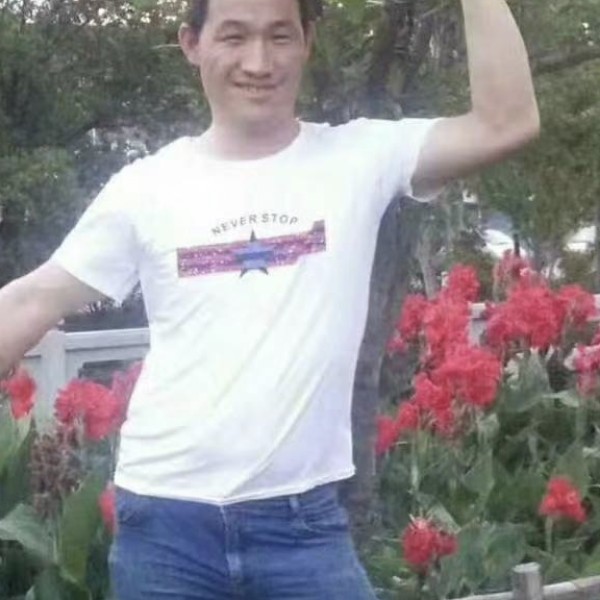 暧昧拿薯片的照片
