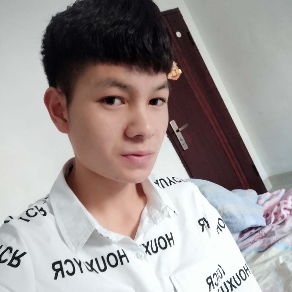 年轻深拥孤心的照片