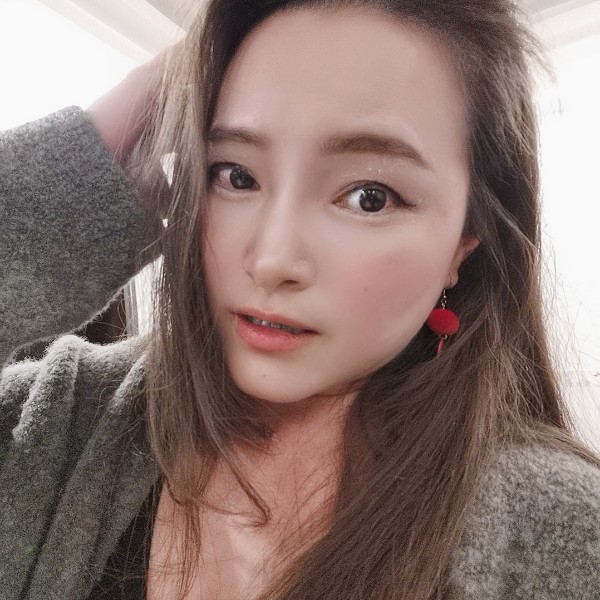 枕头蹙眉务实的照片