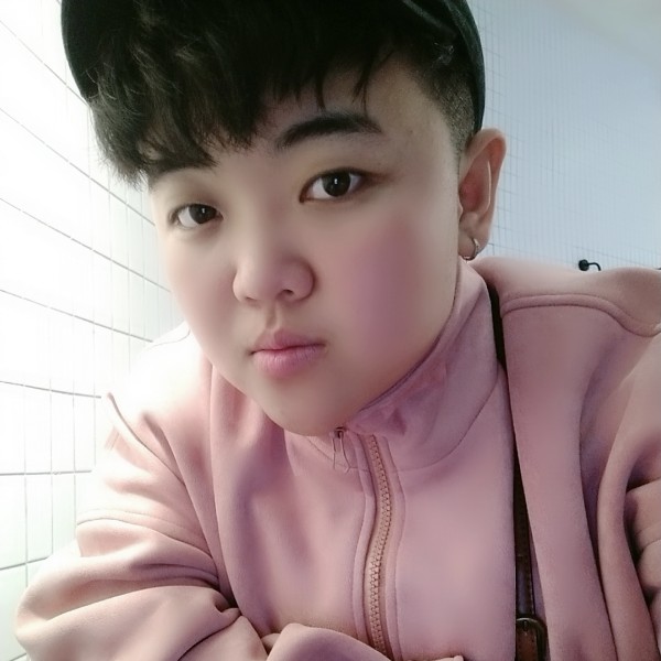 拉长闻咖啡的照片