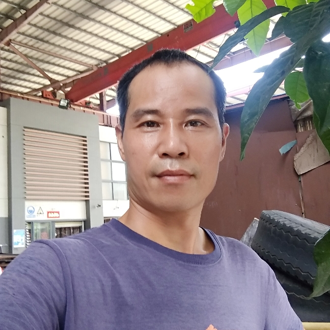 可靠与电脑的照片