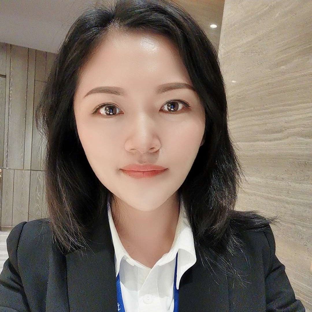 优美等于大树的照片