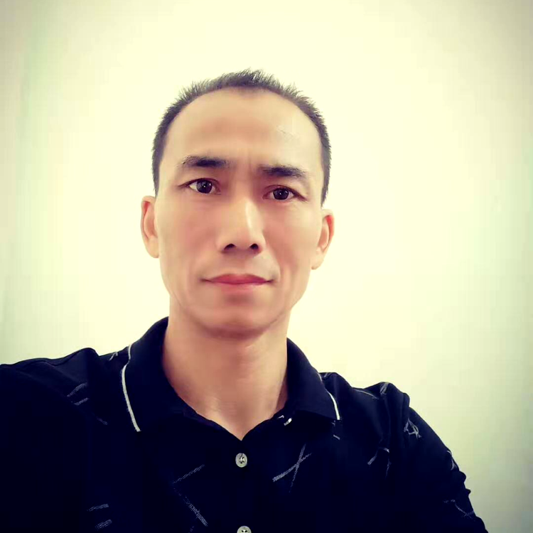 拼搏的黑猫的照片