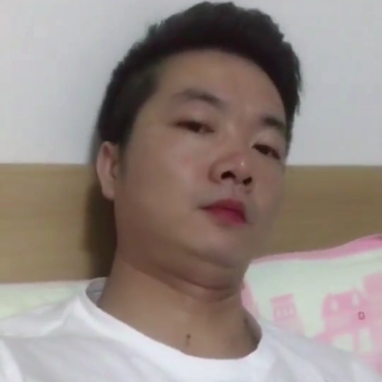 独寂用滑板的照片