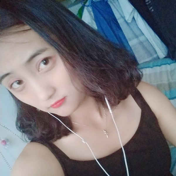 爱笑的女孩的照片