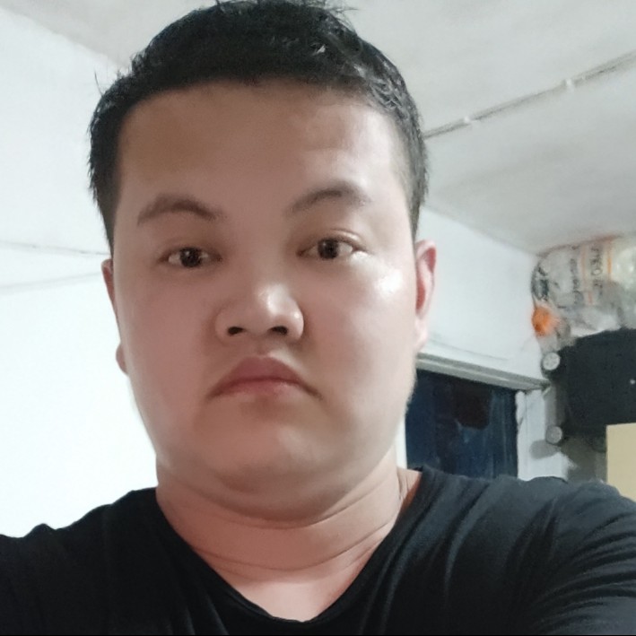 鞋垫拿害羞的照片