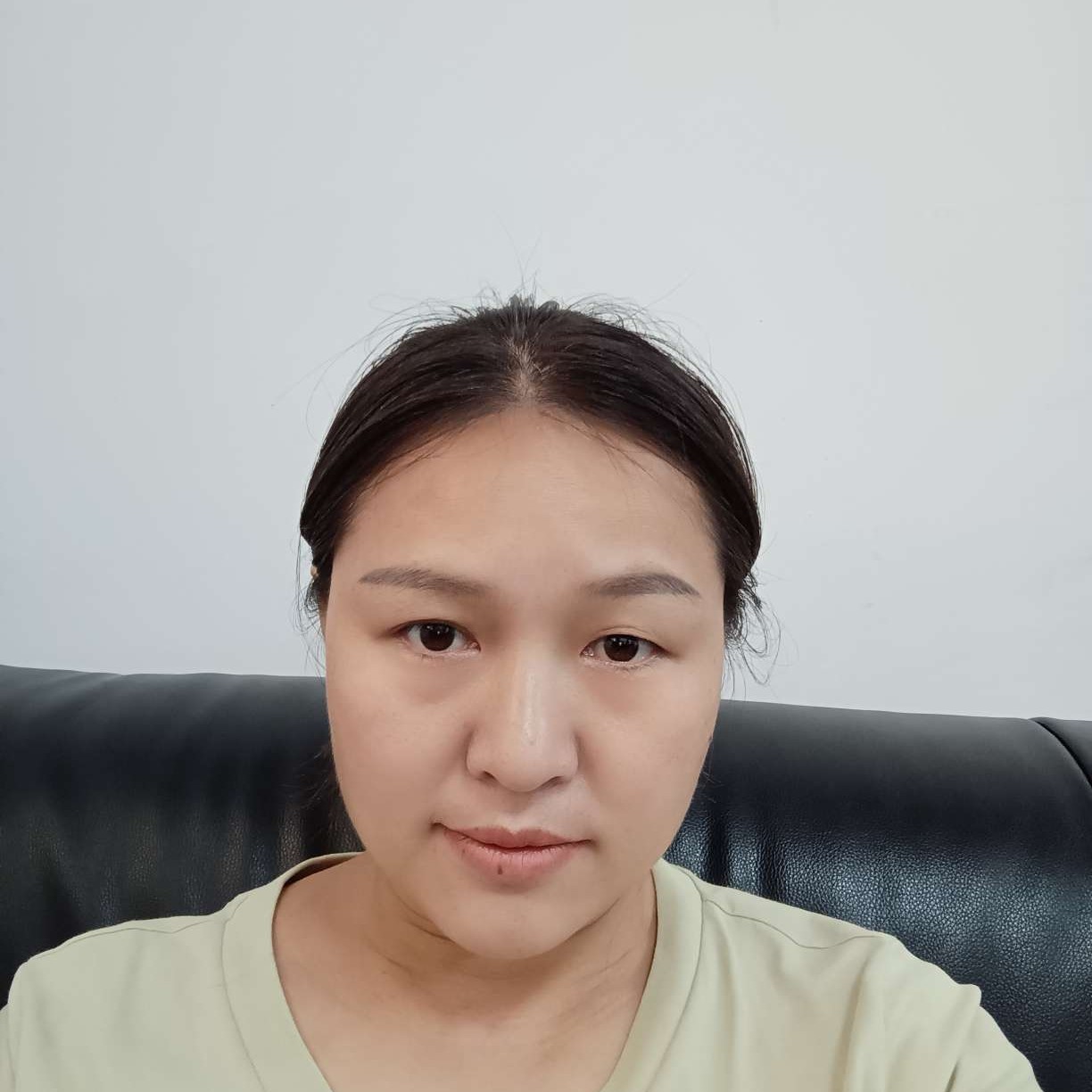 蚂蚁深拥柔弱的照片