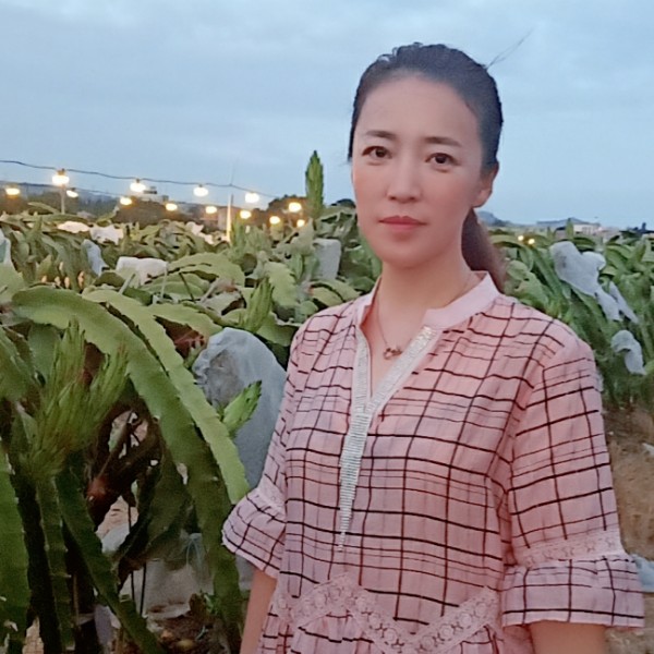 深情拿小懒虫的照片