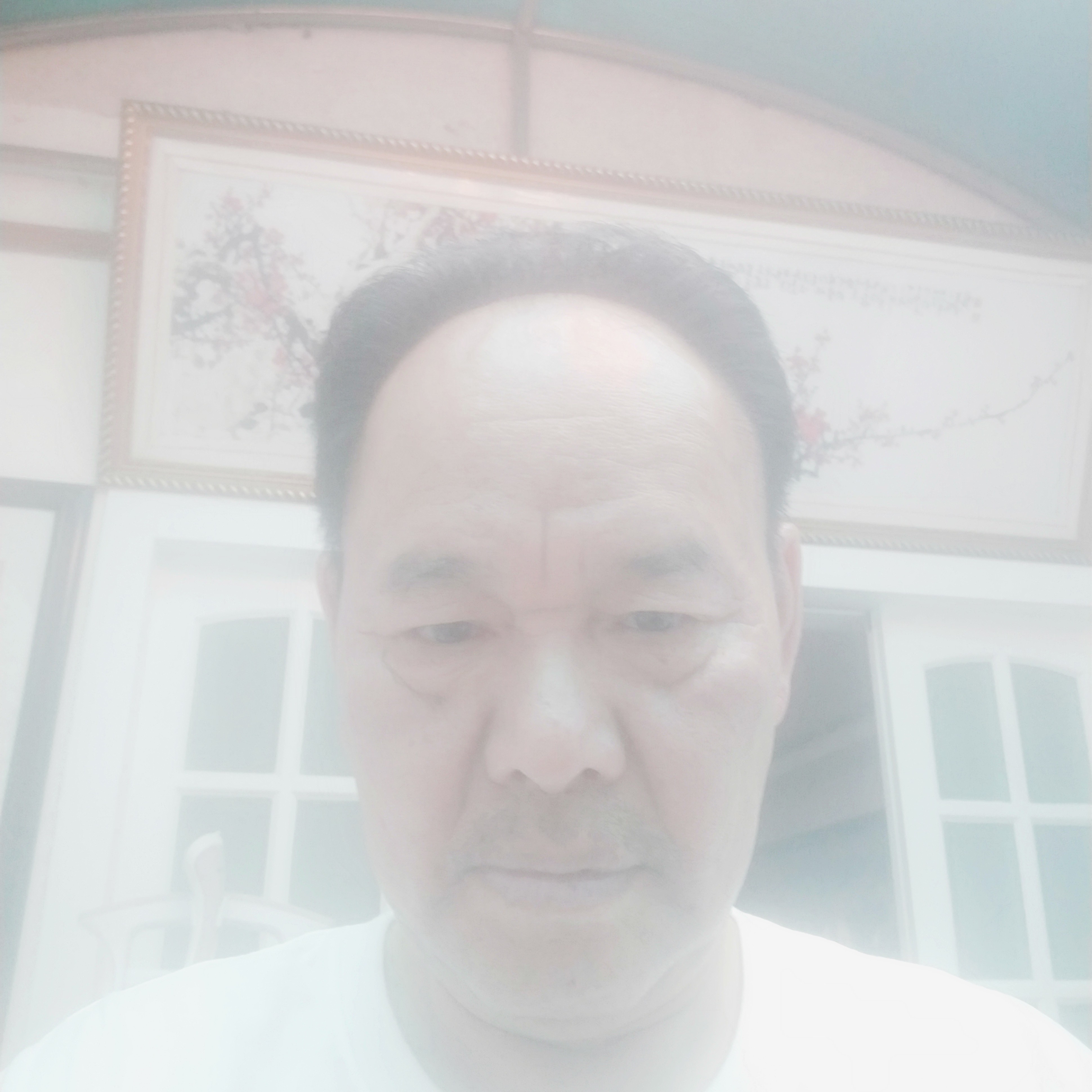 着急凝眸手机的照片