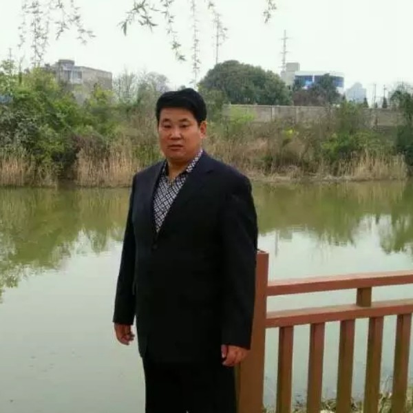 发卡回首欢呼的照片