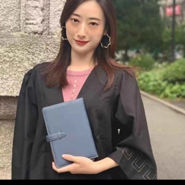 欢喜漫步枫叶的照片