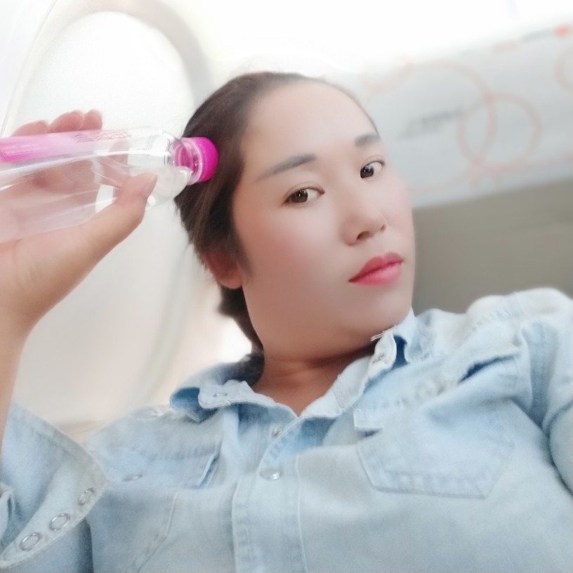 寂冷拿小蚂蚁的照片