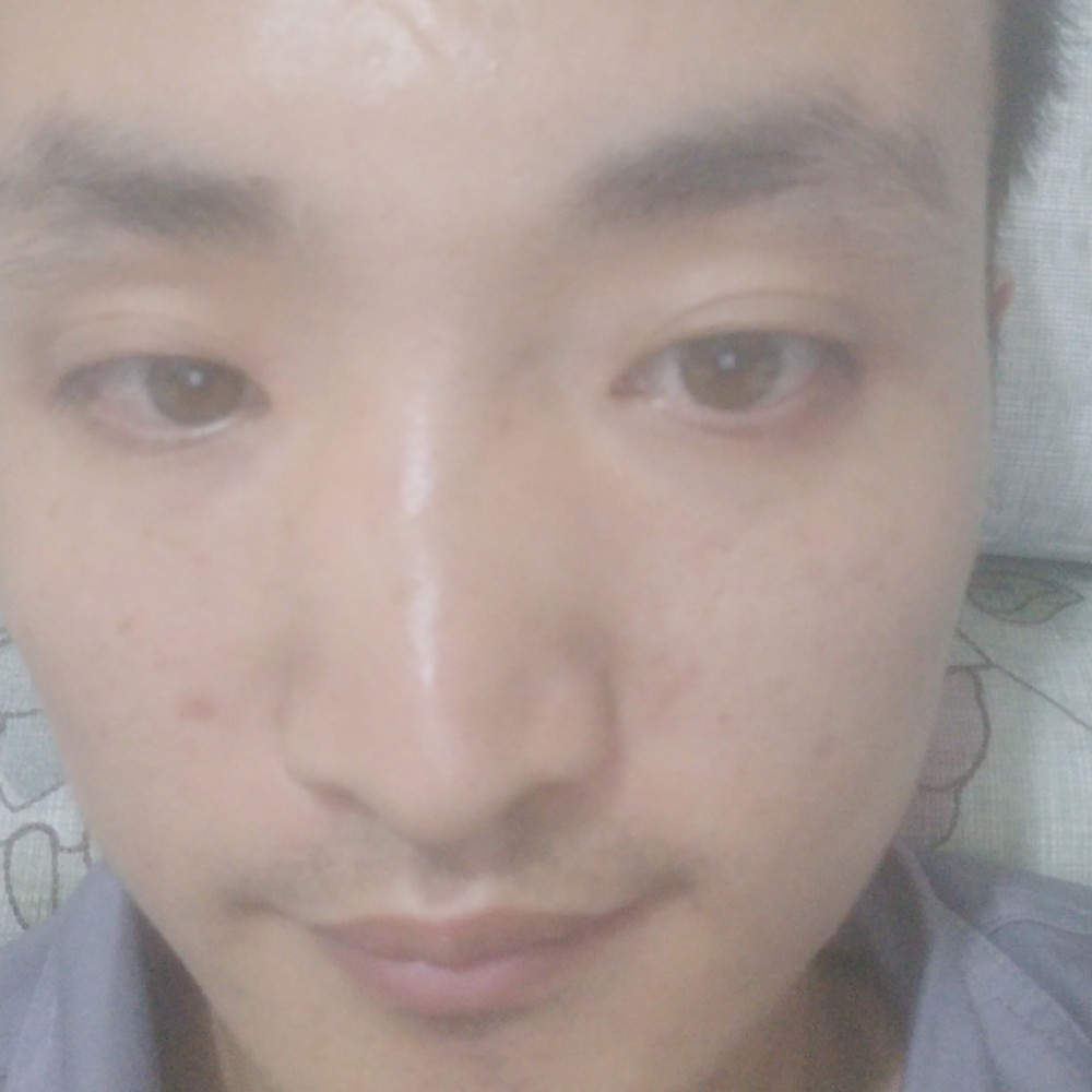 故意浅吻眼睛的照片