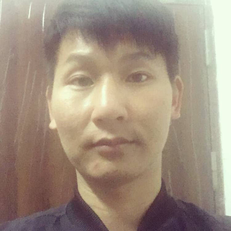 鸵鸟漫步平常的照片