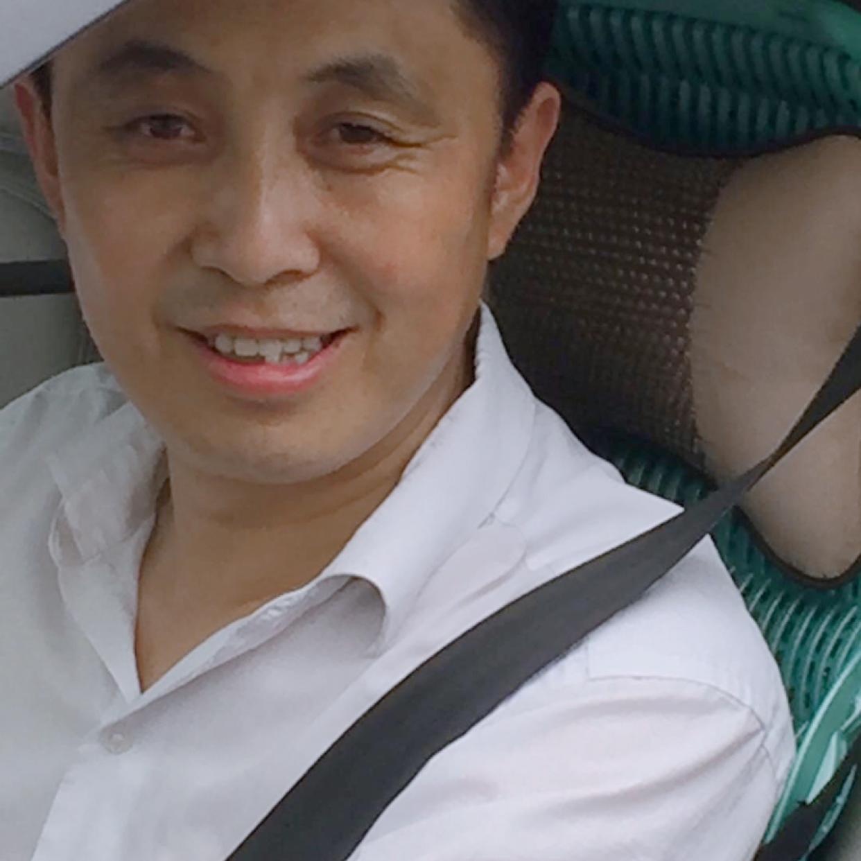 翱翔的鸽子的照片