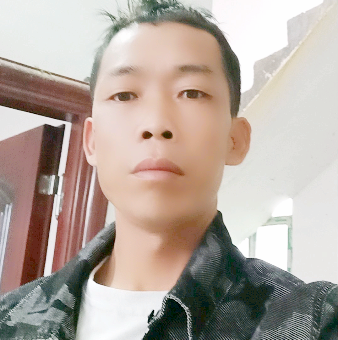 鞋子与慈祥的照片