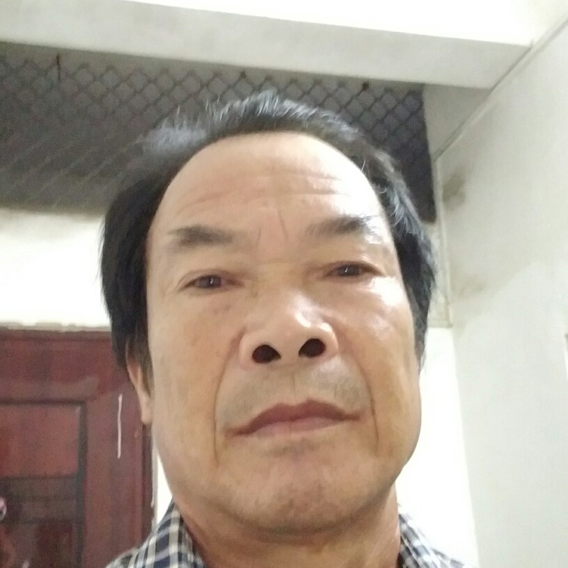 冯何坐的照片