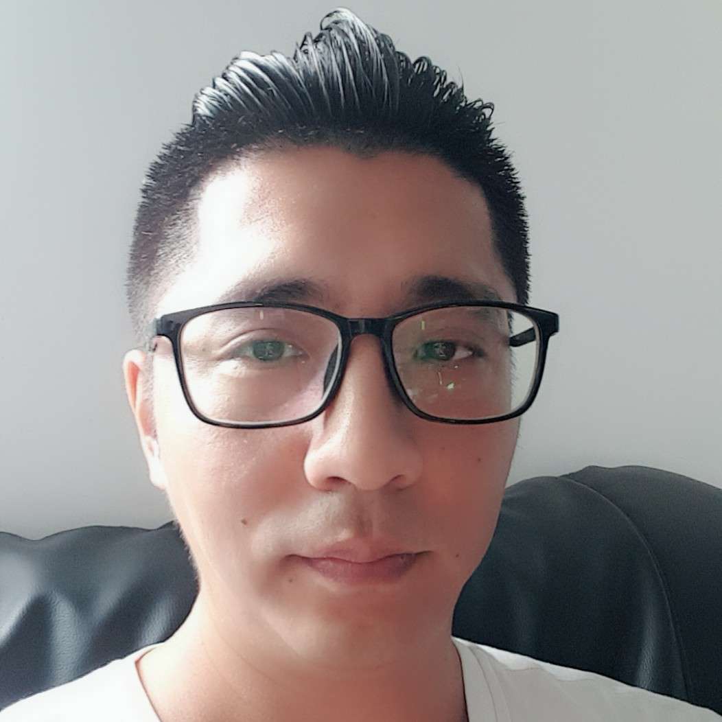 调皮漫步黑夜的照片