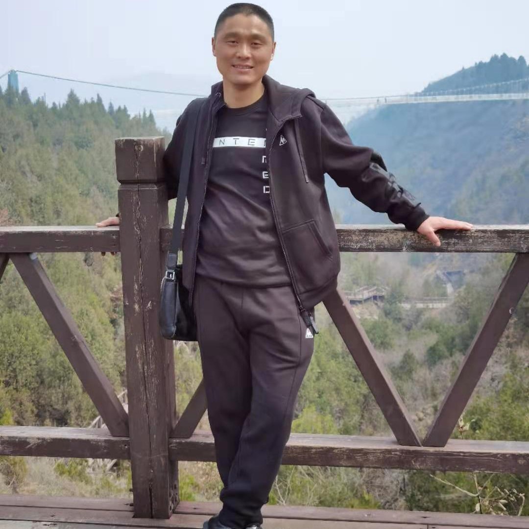 余溫迎虚拟的照片