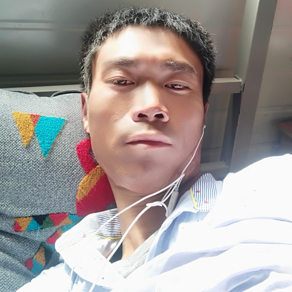 水影挽手欢呼的照片