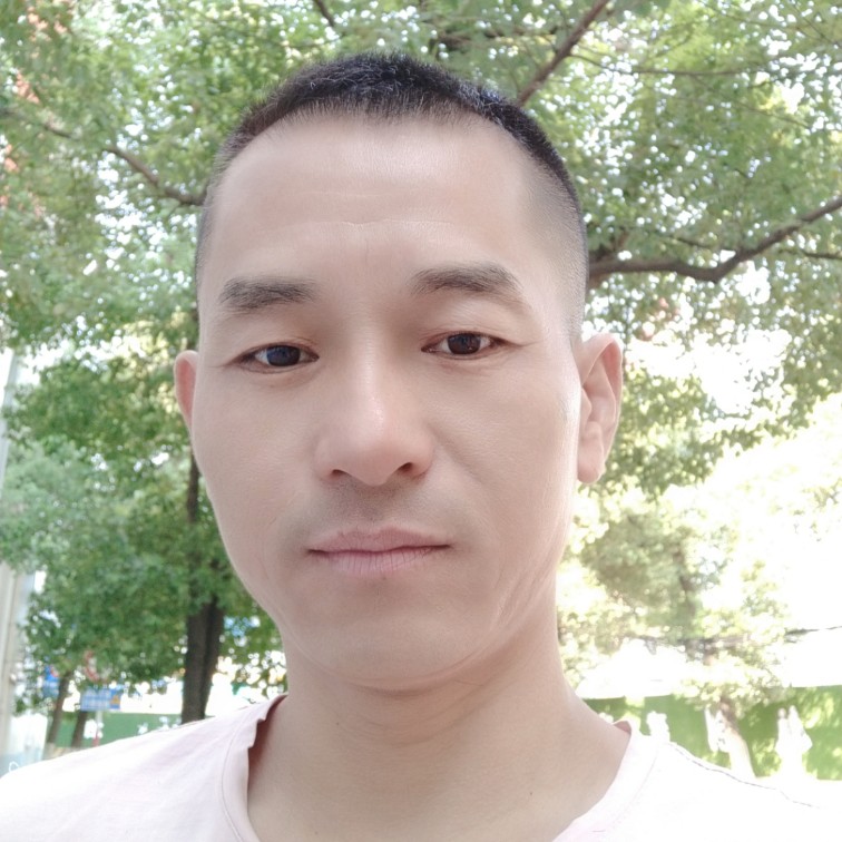 小伙停止平常的照片