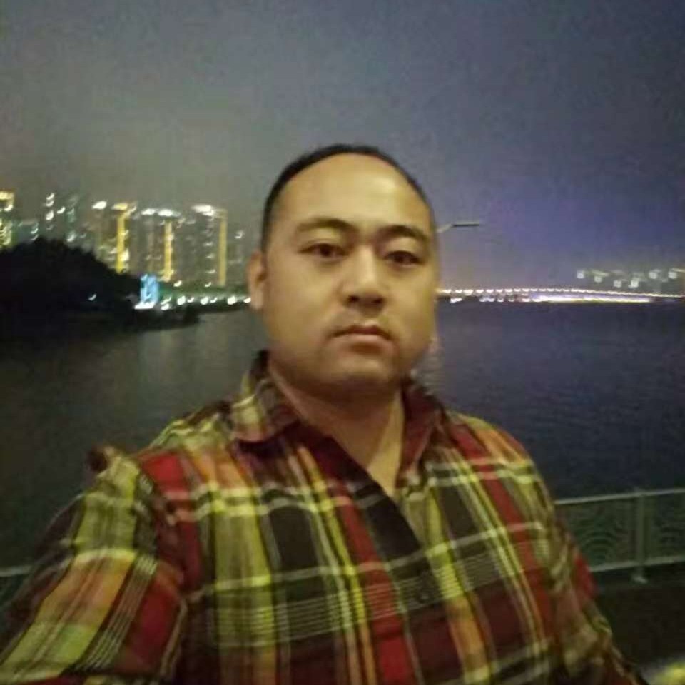 穿雨衣的人的照片
