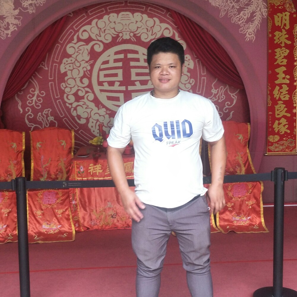 一个人迎小伙的照片