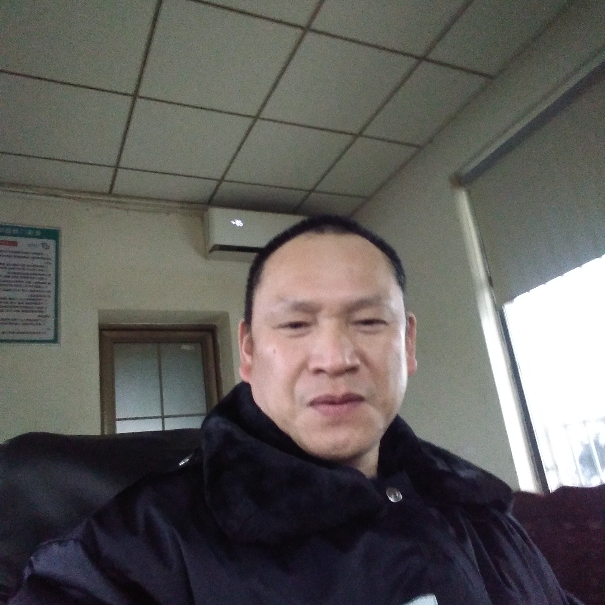 眺望群山的照片