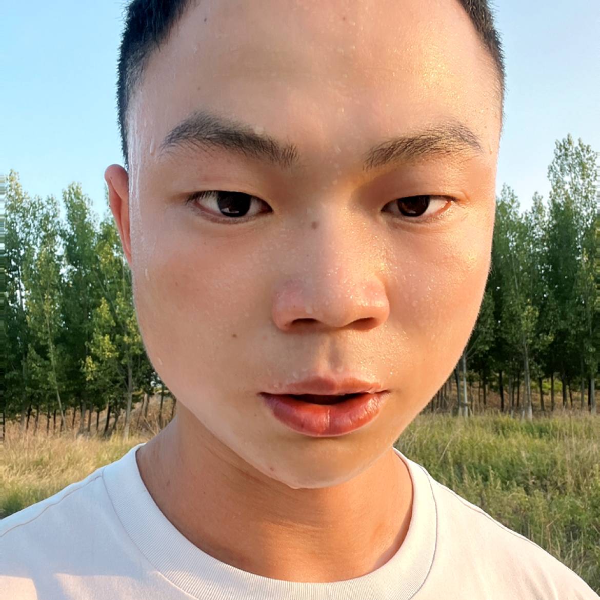 化羽回首留胡子的照片