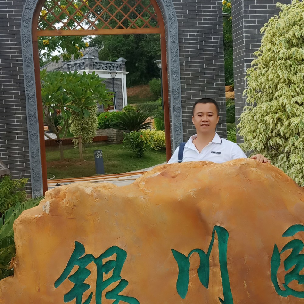 灯光下的帅气的照片
