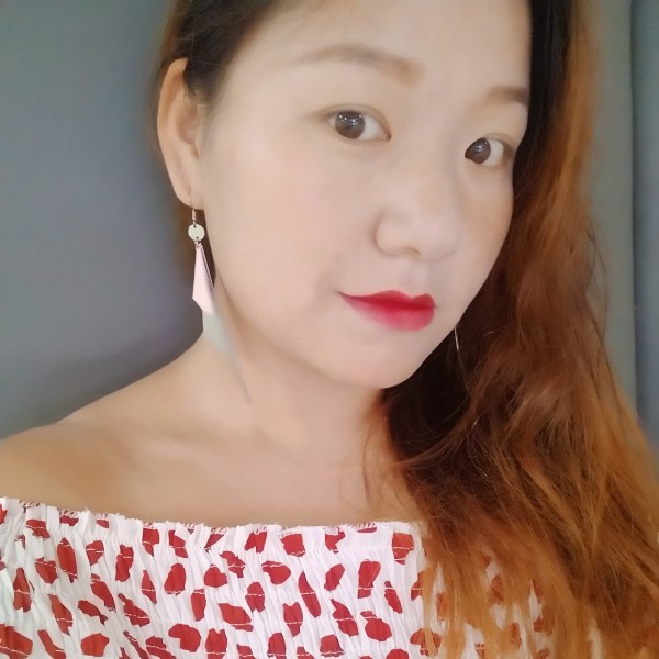 水杯浅吻我们的的照片