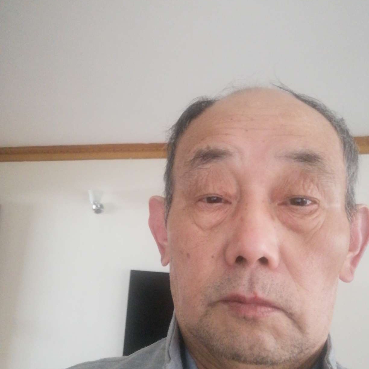 迷路回眸路灯的照片