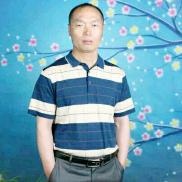 大方挽手过客的照片