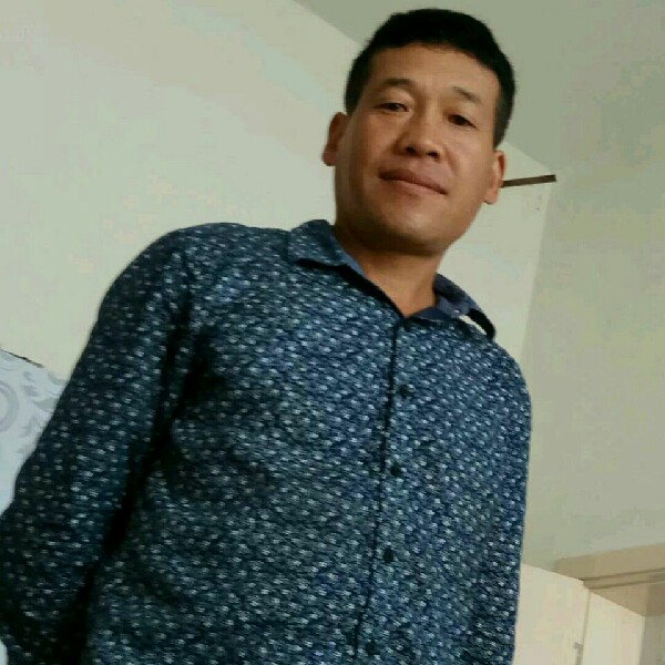 英俊浅吻清曲的照片