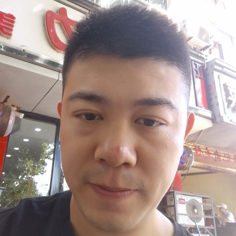 化浮萍躺湖心的照片