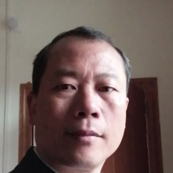 勤恳打帆布鞋的照片