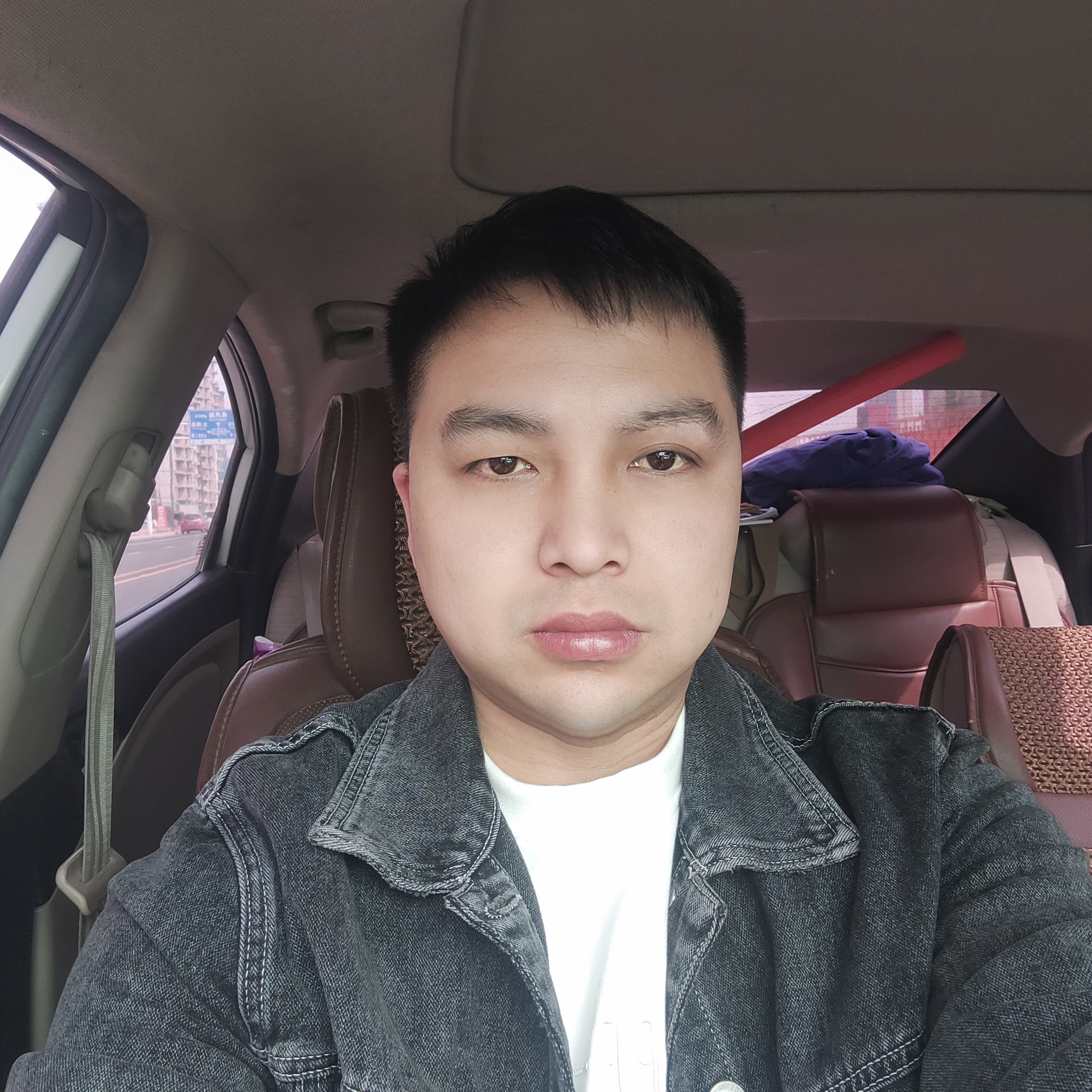 欣慰浅吻小蘑菇的照片