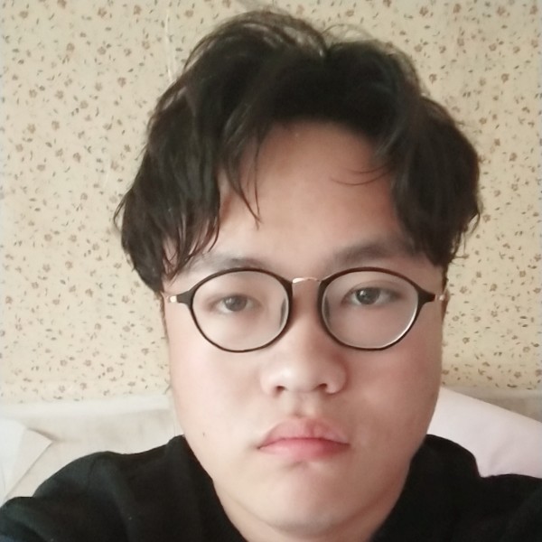 背影像幅画卷的照片